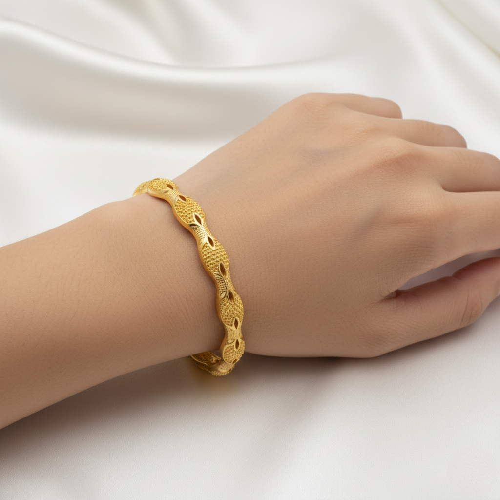 Brazalete Rígido Ondulado con Textura Detallada de Acero Chapado en Oro 18K