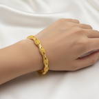 Brazalete Rígido Ondulado con Textura Detallada de Acero Chapado en Oro 18K