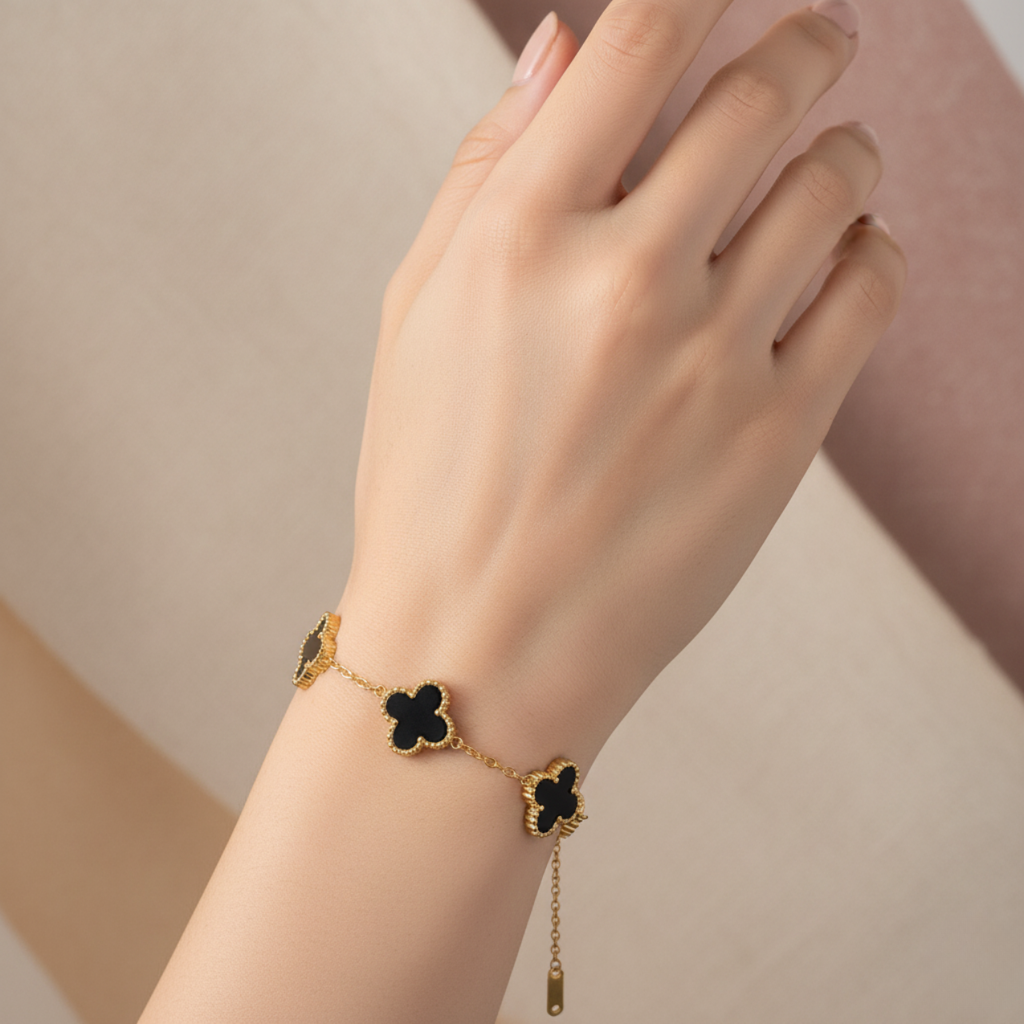 Pulsera Cadena con Cinco Tréboles Negros de Acero Chapado en Oro 18K
