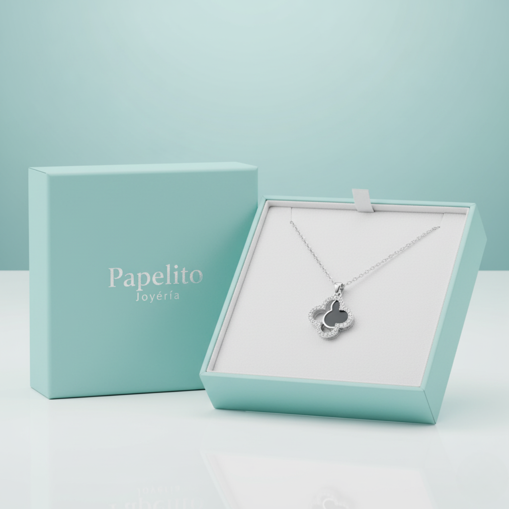 Collar Cadena Fina con Dije Trébol Bicolor (Negro y Brillantes) de Acero Chapado en Plata