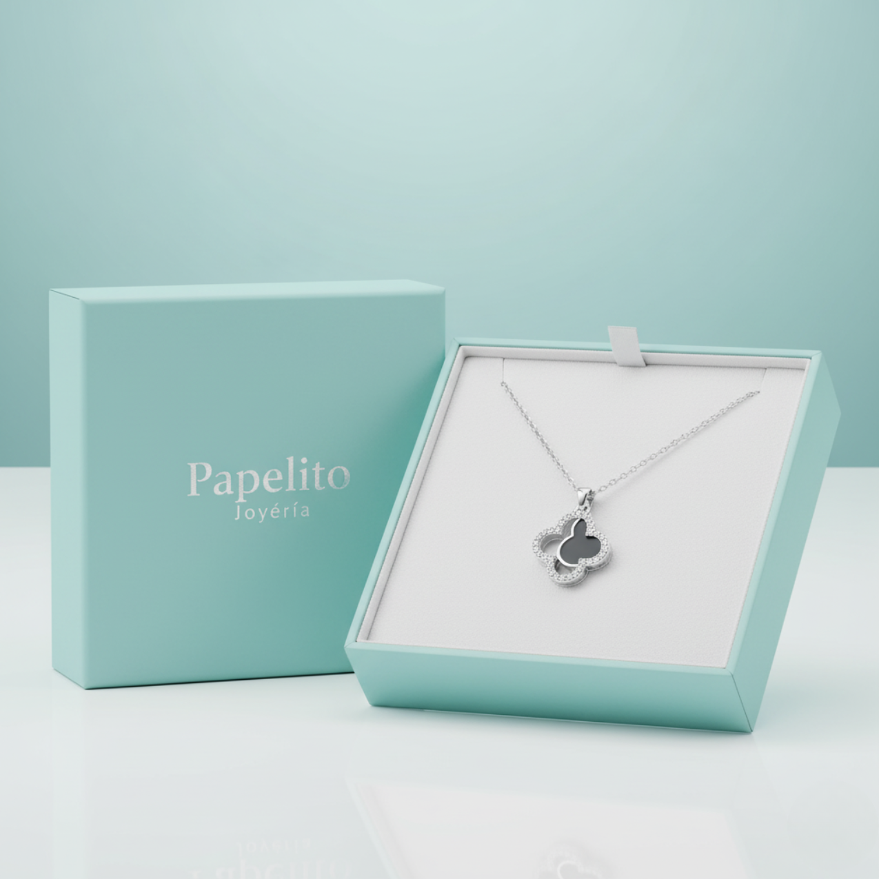 Collar Cadena Fina con Dije Trébol Bicolor (Negro y Brillantes) de Acero Chapado en Plata