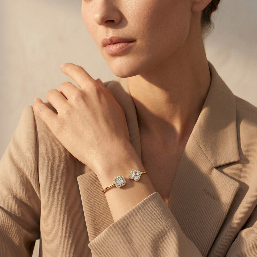Bracelet ouvert avec zircones carrées et trèfles - 100 % acier plaqué or 18 carats