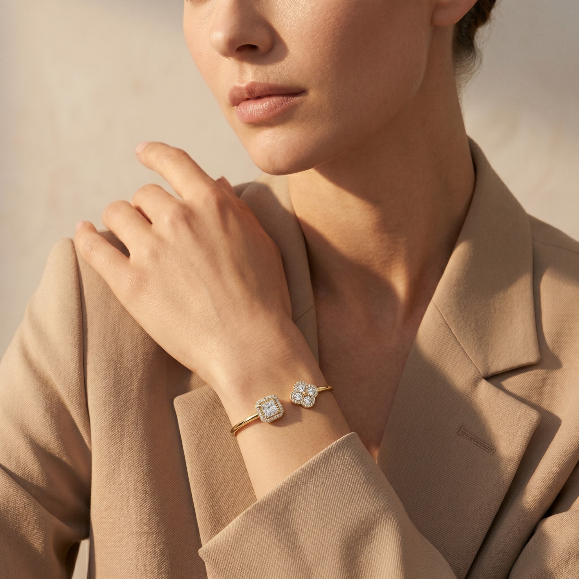 Bracelet ouvert avec zircones carrées et trèfles - 100 % acier plaqué or 18 carats