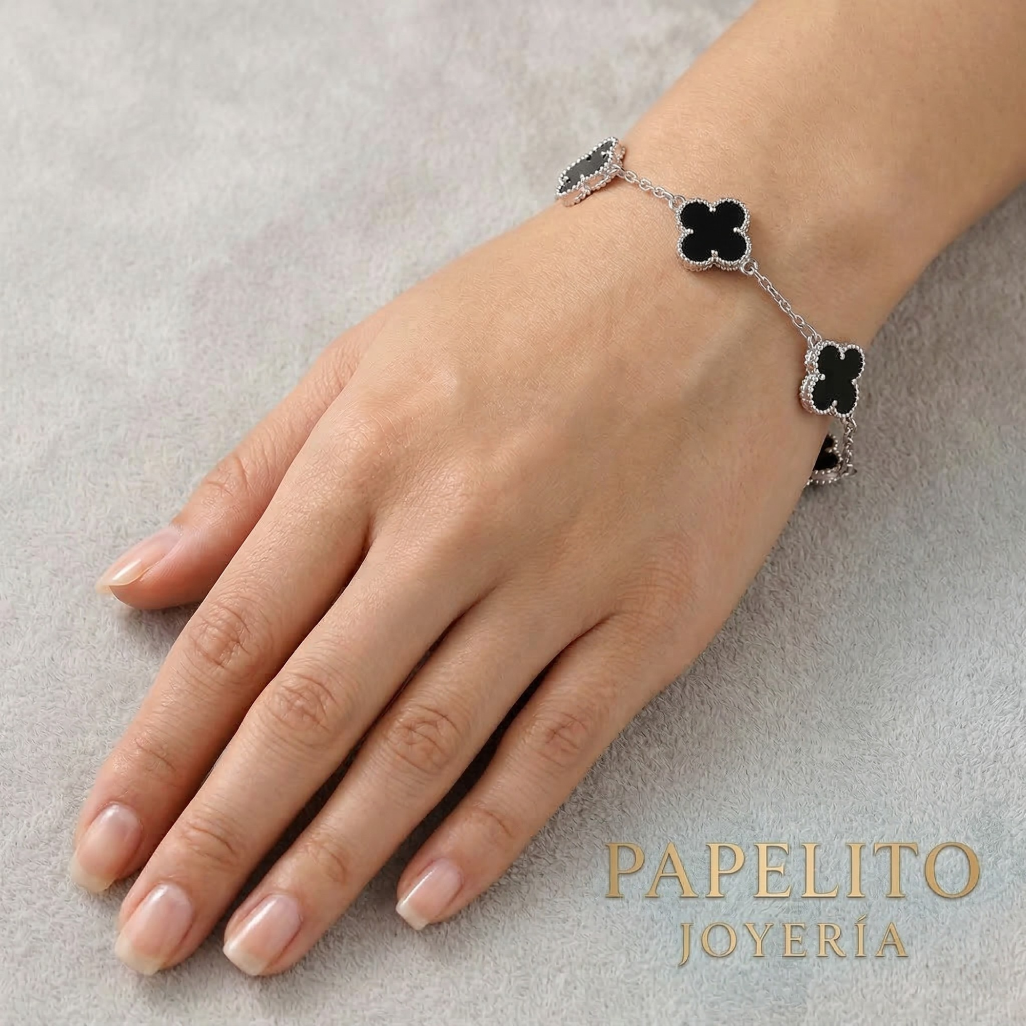 Pulsera de Trébol con Ónix Negro 100% Acero Bañada en Oro Blanco de 18K - Elegancia Moderna