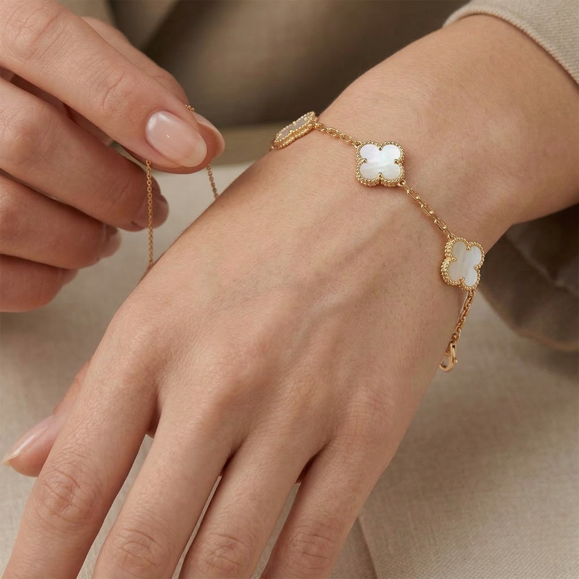 Pulsera Brazalete de Acero Chapado en Oro de 18K 100% con Diseño Floral y Geomérico