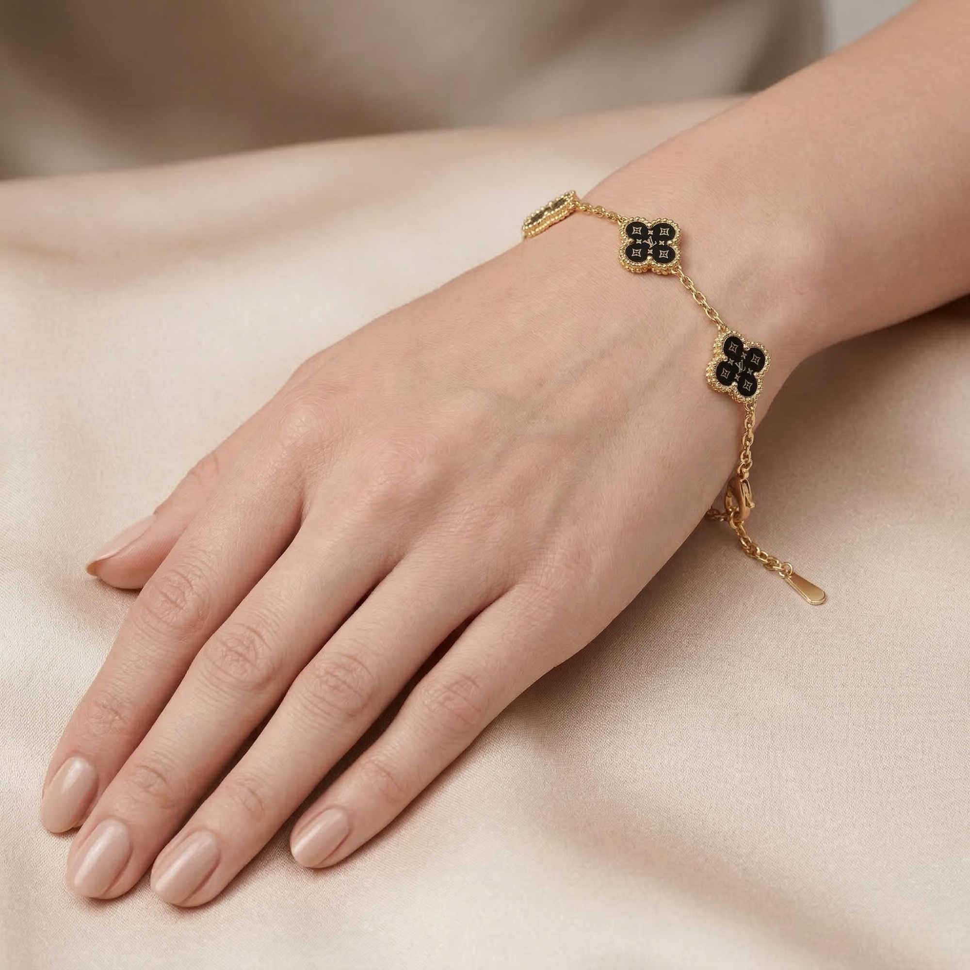 Pulsera de Tréboles Negros y Eslabones - 100% Acero Bañado en Oro 18K