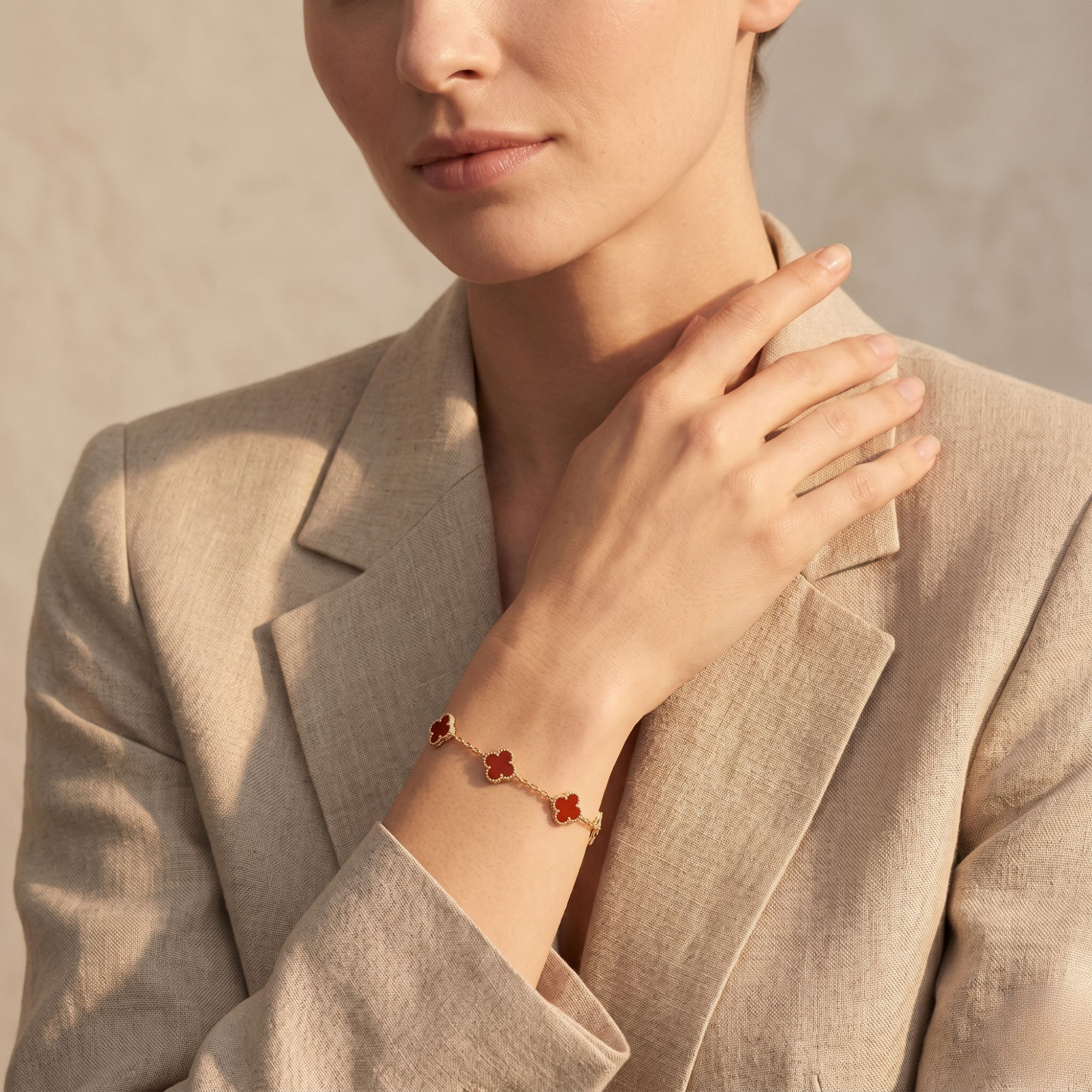 Bracelet Trèfle Rouge à Bords Profilés - 100 % Acier Plaqué Or 18 Carats
