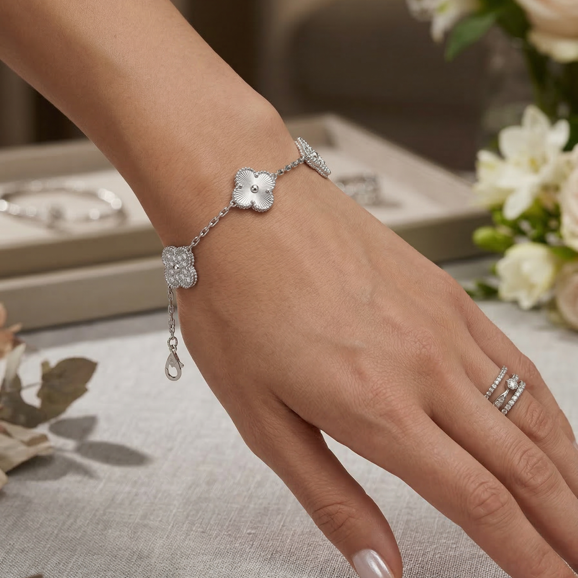 Bracelet trèfle argenté avec détails brillants 100 % acier inoxydable