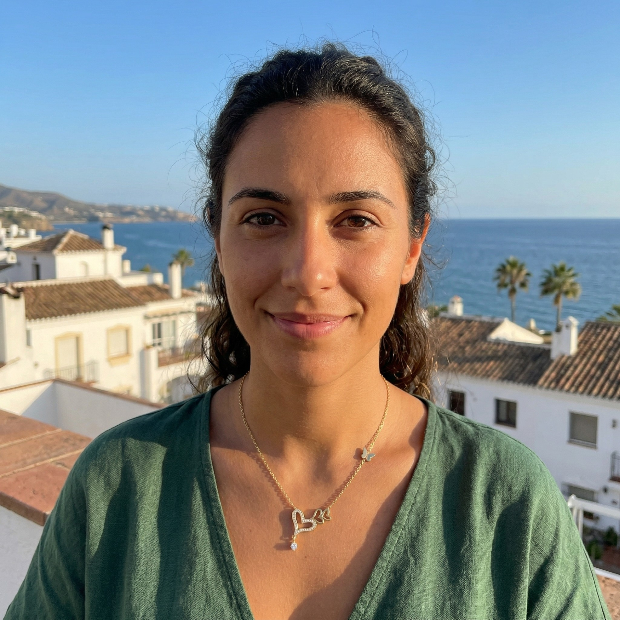 Collar Multi-Corazón con Detalle de Mariposa - 100% Acero Bañado en Oro 18K