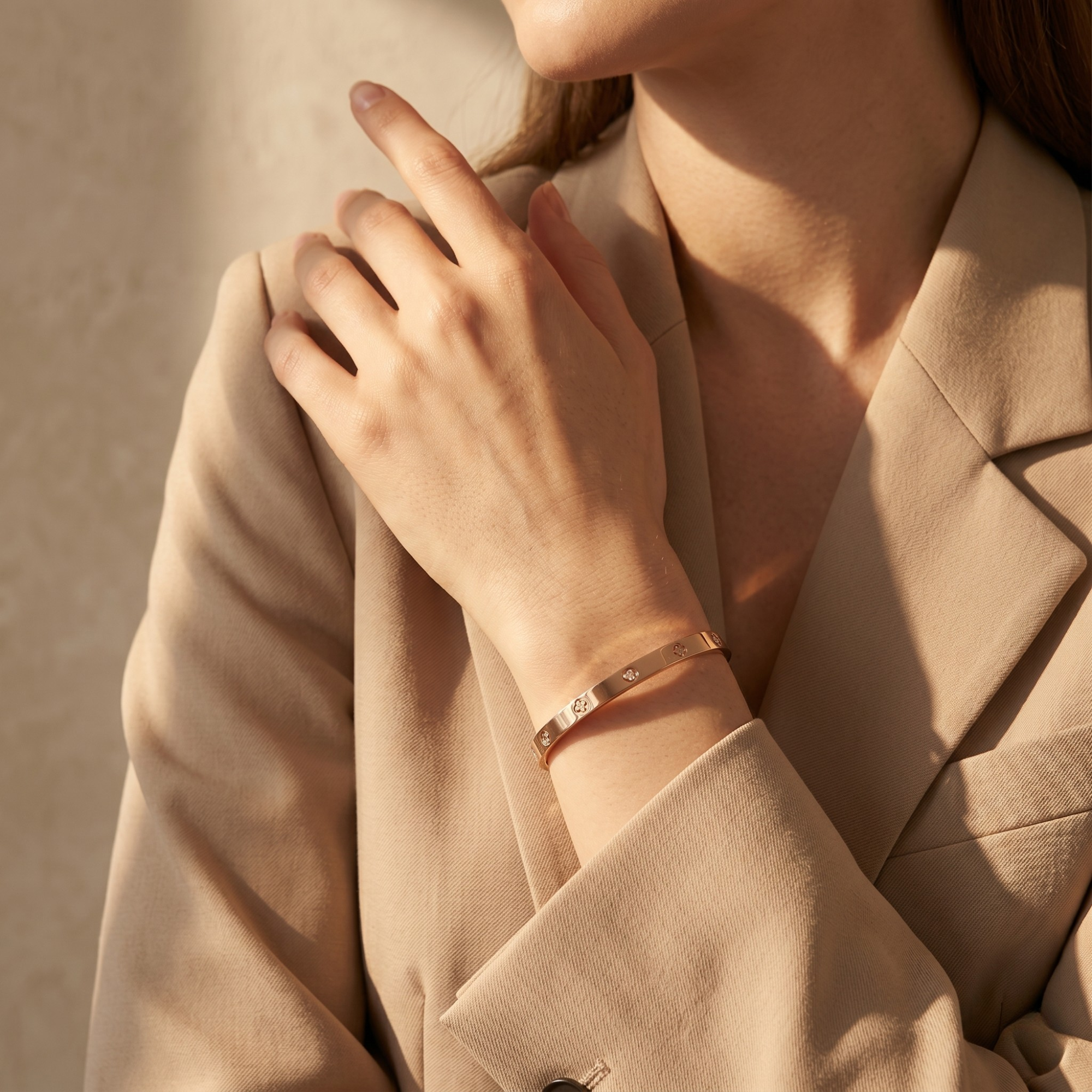 Bracelet « Amour éternel » avec vis et détails en zircone – 100 % acier plaqué or 18 carats