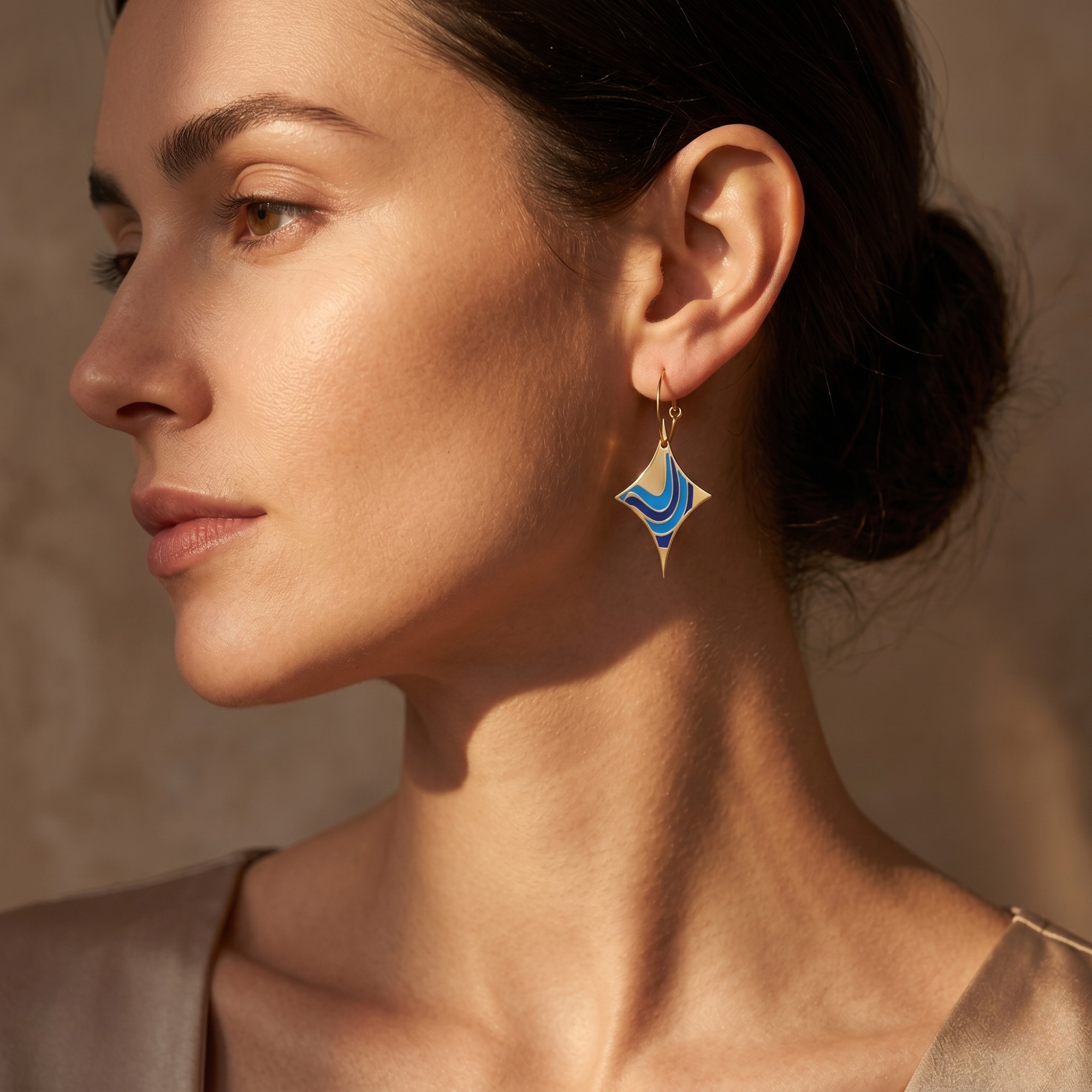 Boucles d'oreilles Étoile de mer avec émail bleu profond