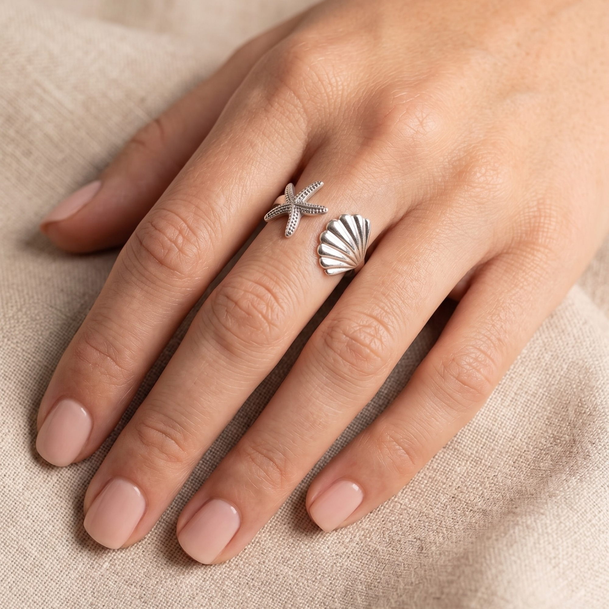 Anillo Ajustable Mar y Arena con Estrella y Concha - 100% Acero con Baño de Plata