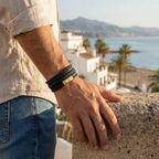 Bracelet multicouche pour homme en cuir noir et acier plaqué or 18 carats – Fabriqué en Espagne