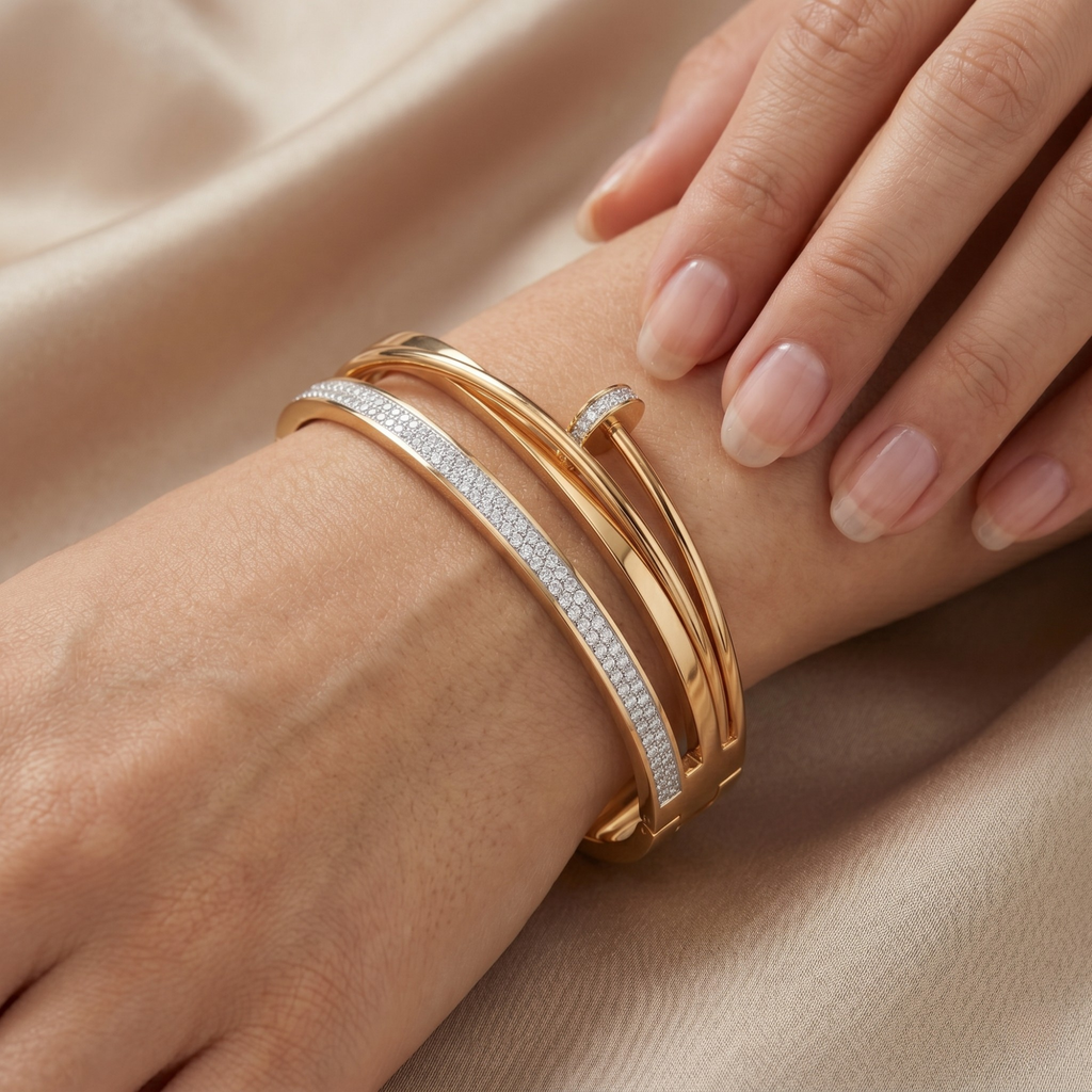 Bracelet Rigide Croisé Design "Clou" avec Cristaux - 100% Acier Plaqué Or 18K