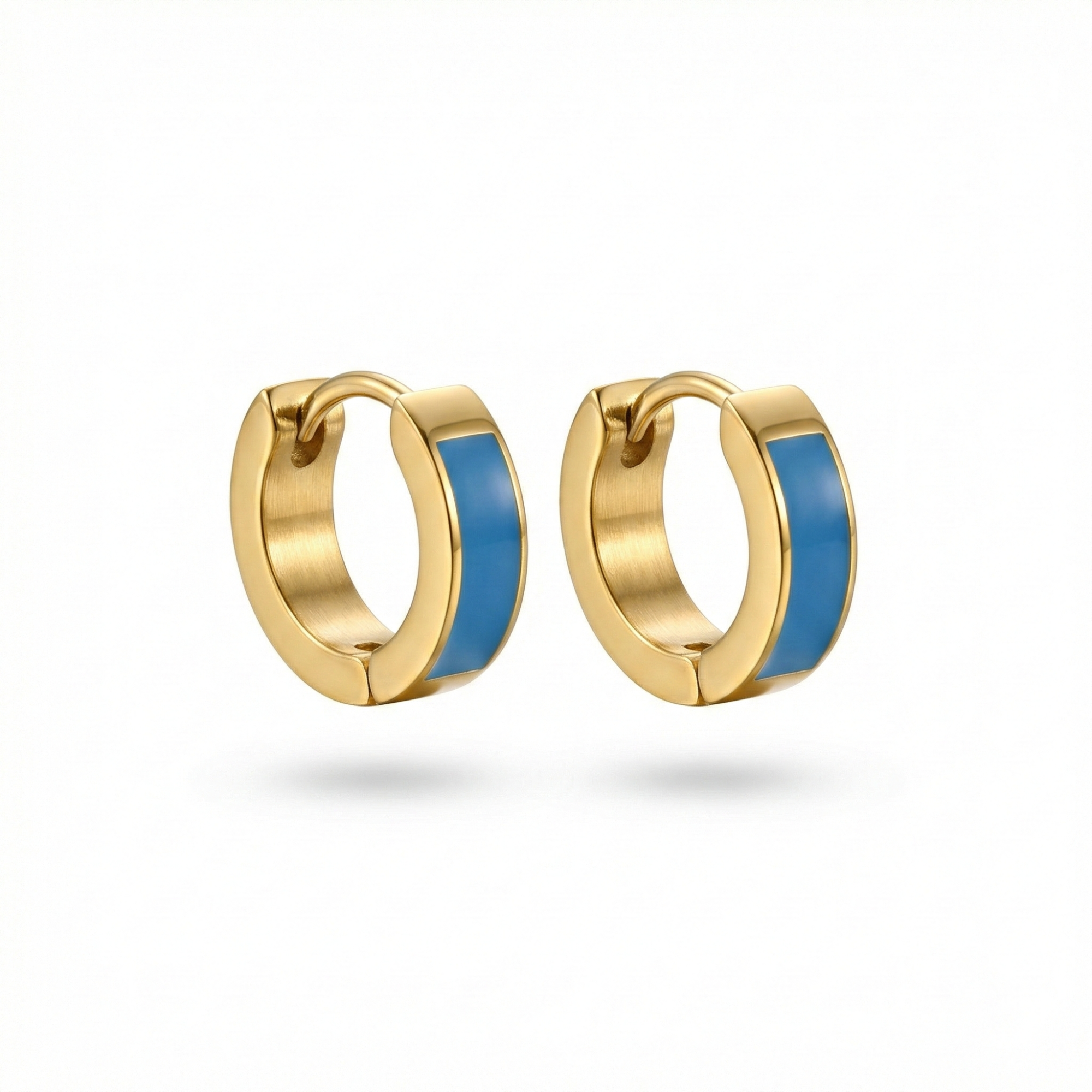 Boucles d'oreilles créoles robustes avec détails en émail bleu électrique - 100 % acier plaqué or 18 carats