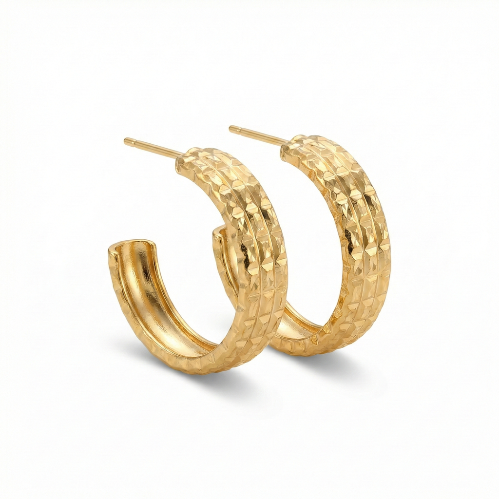 Boucles d'oreilles créoles à motif écailles texturées - 100 % acier plaqué or 18 carats