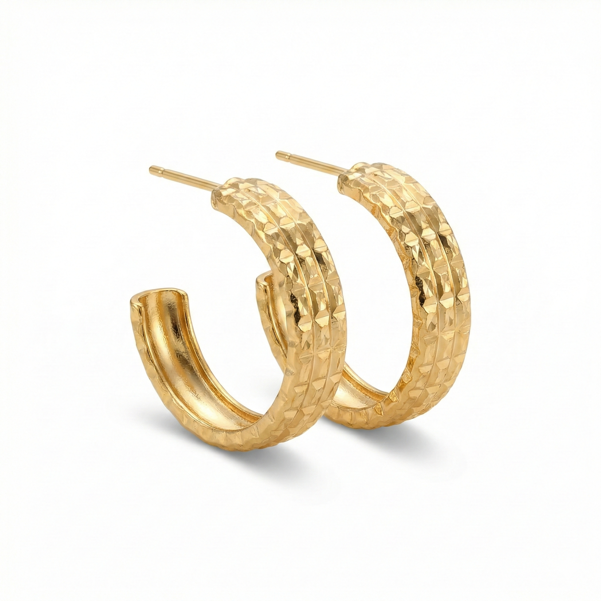 Boucles d'oreilles créoles à motif écailles texturées - 100 % acier plaqué or 18 carats