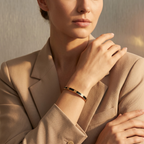 Bracelet en acier plaqué or 18 carats avec détails émaillés noirs