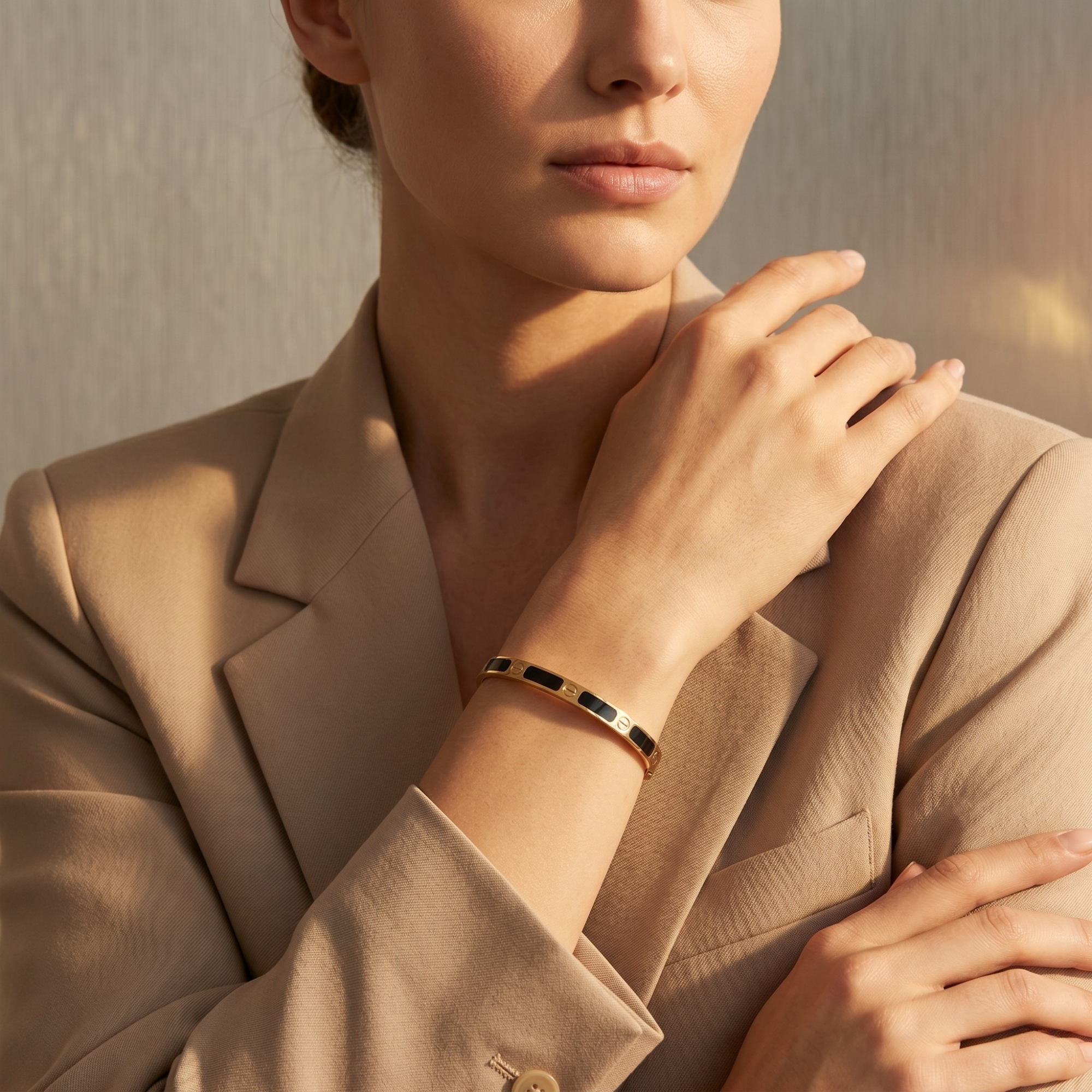 Bracelet en acier plaqué or 18 carats avec détails émaillés noirs
