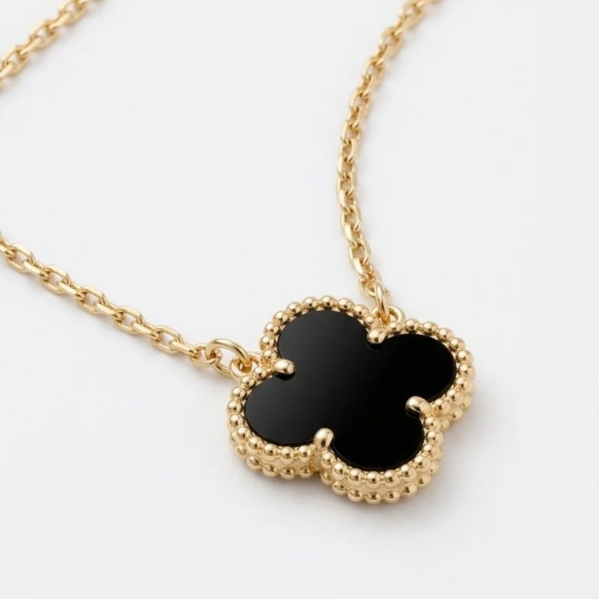 Collar Trèfle Noir Mystique