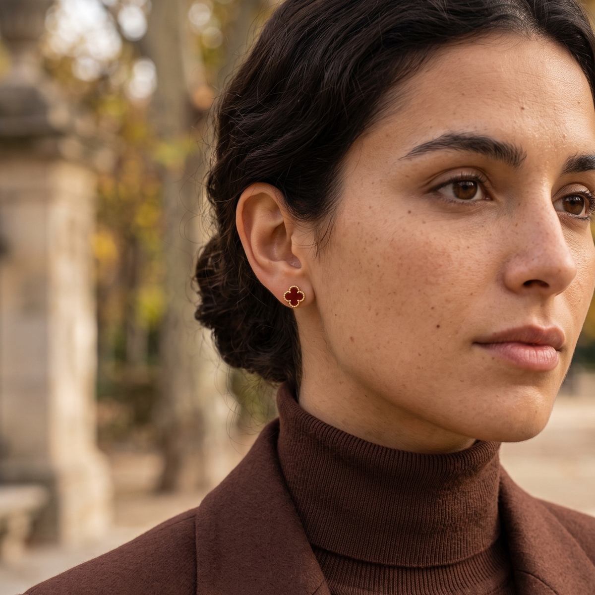 Boucles d'oreilles à clou Trèfle Rouge Royale à bord perlé