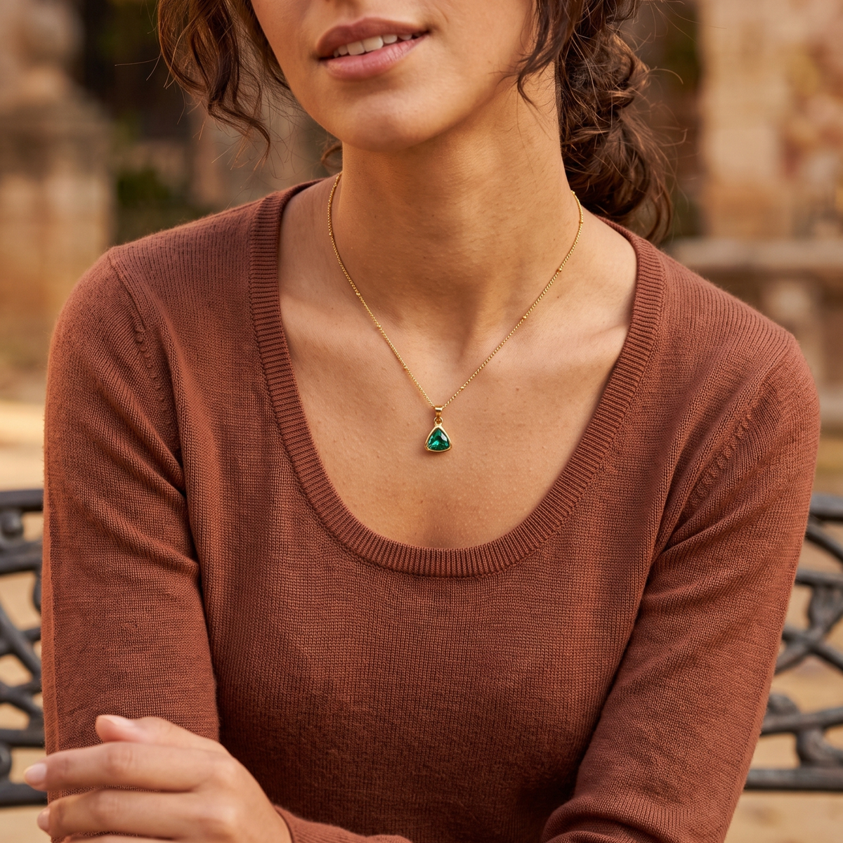 Collier triangle avec cristal émeraude - Acier inoxydable plaqué or