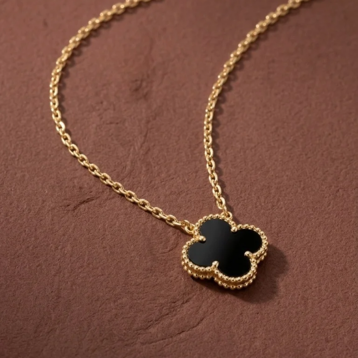Collar Trèfle Noir Mystique