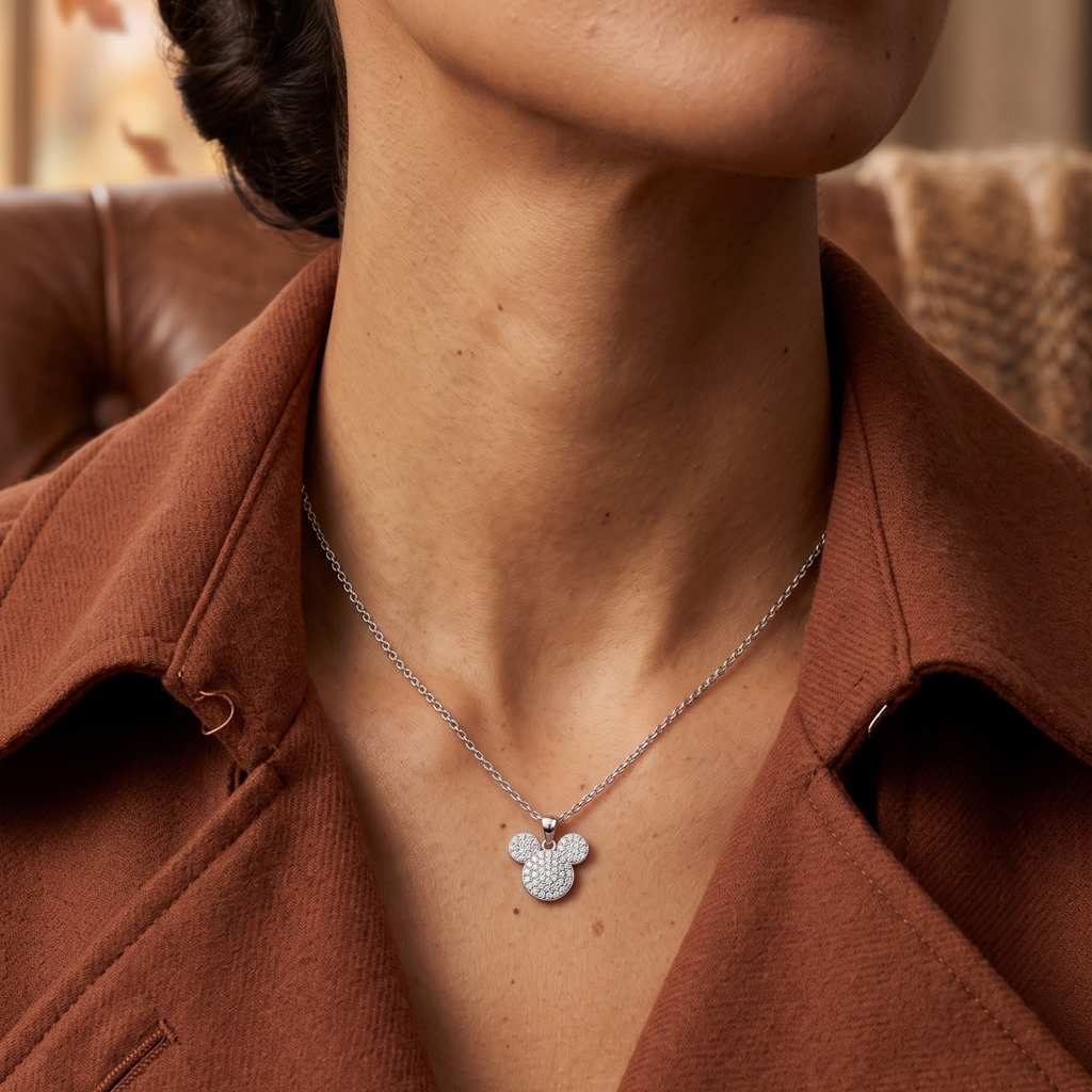 Collier Silhouette Éclat - Icône de Brillance et d'Argent