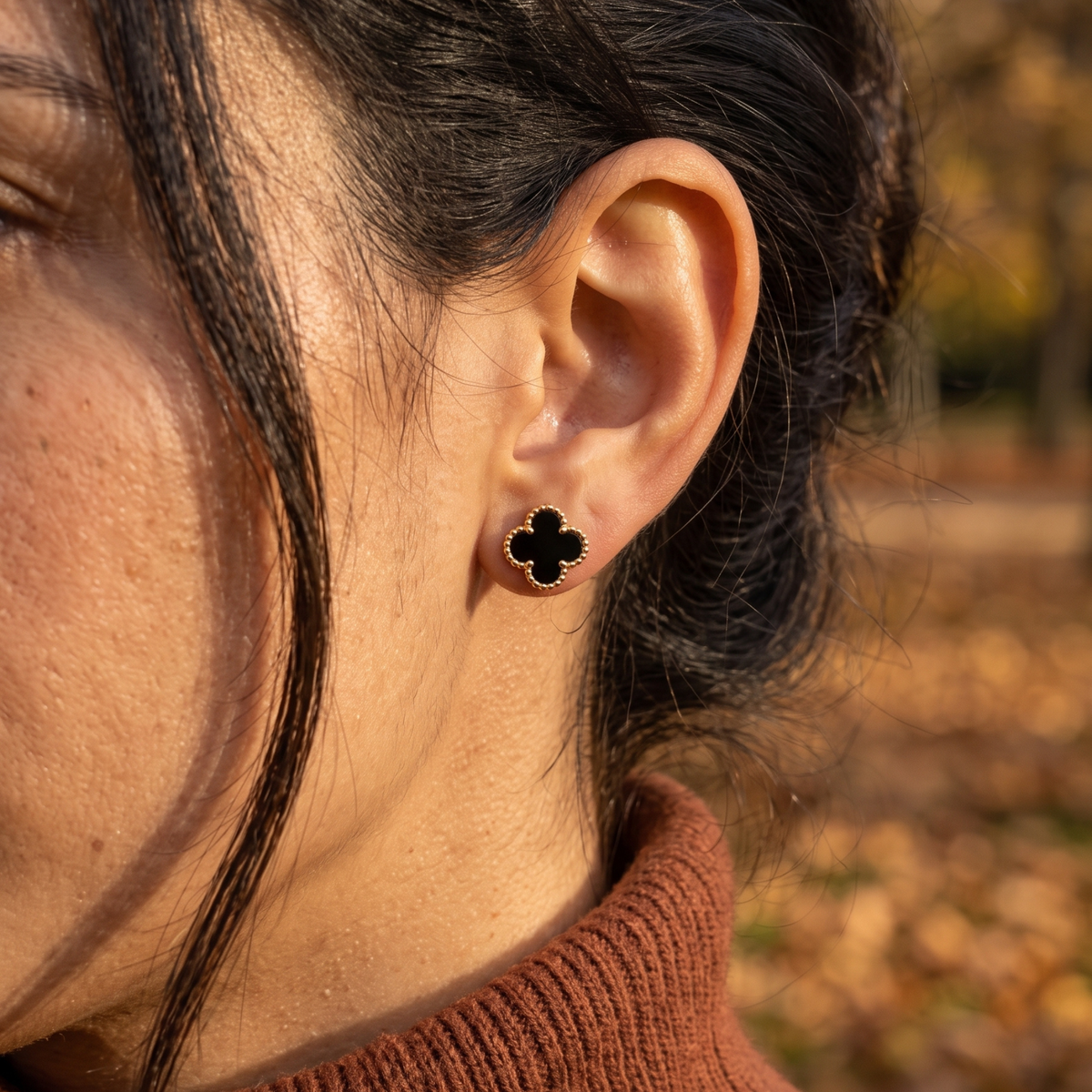 Boucles d'oreilles Trèfle avec Onyx Noir 100% Acier Plaqué Or 18 Carats - Sophistication Intemporelle