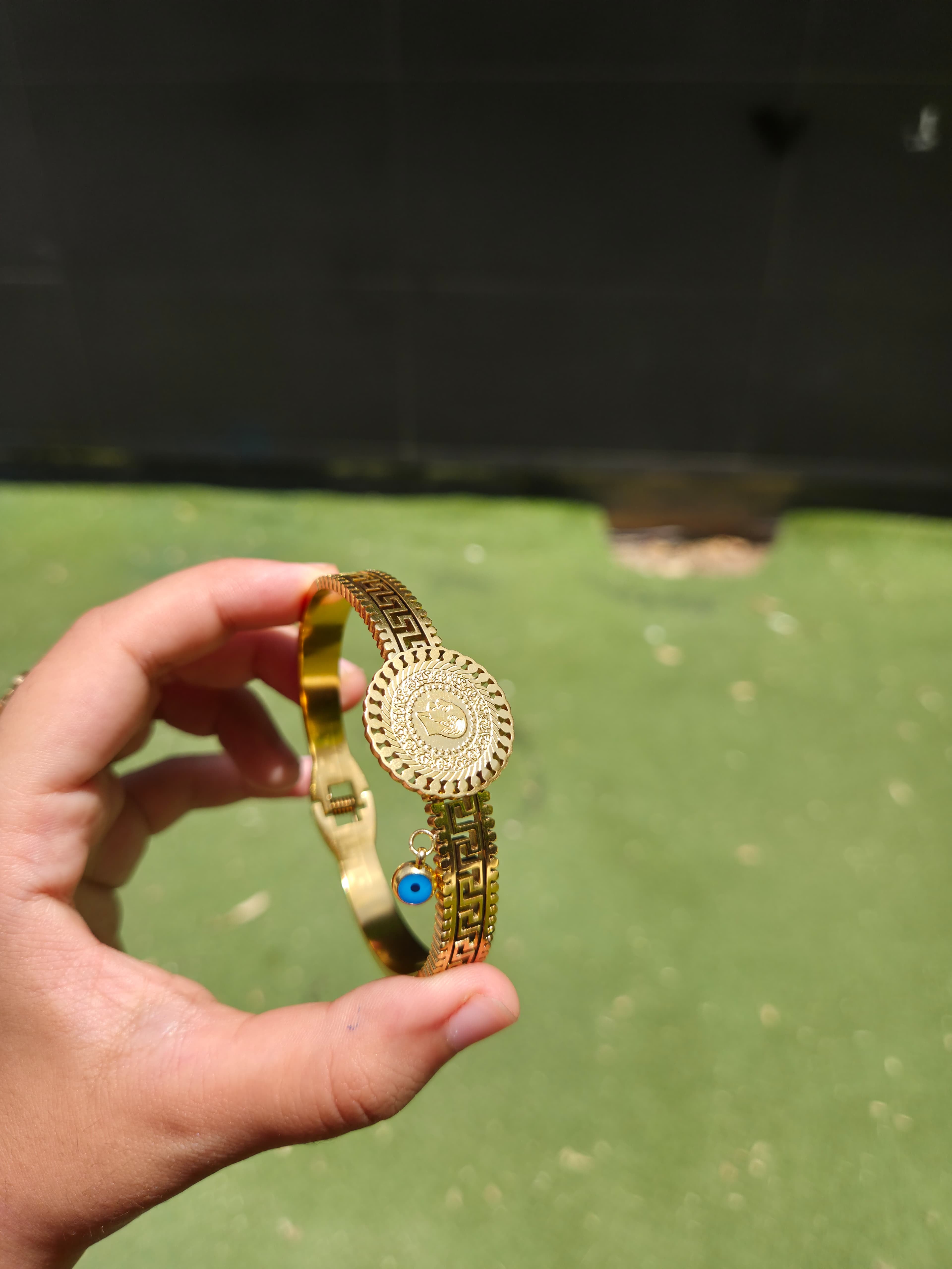 Pulsera Dorada con Moneda y Dije Ojo Turco – Acero Inoxidable 100% y Baño de Oro 18K
