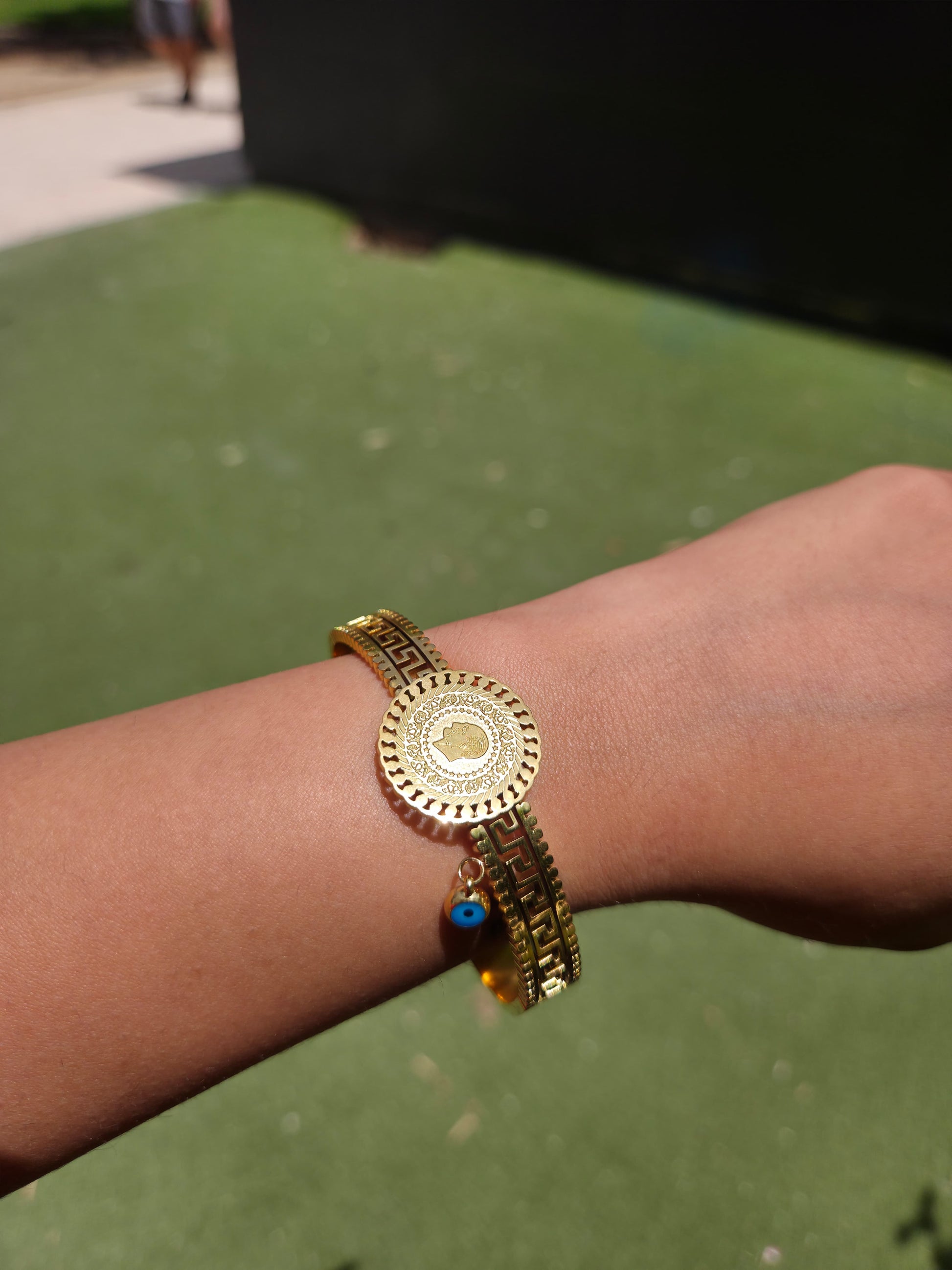 Bracelet en or avec pendentif pièce et mauvais œil – 100 % acier inoxydable et plaqué or 18 carats