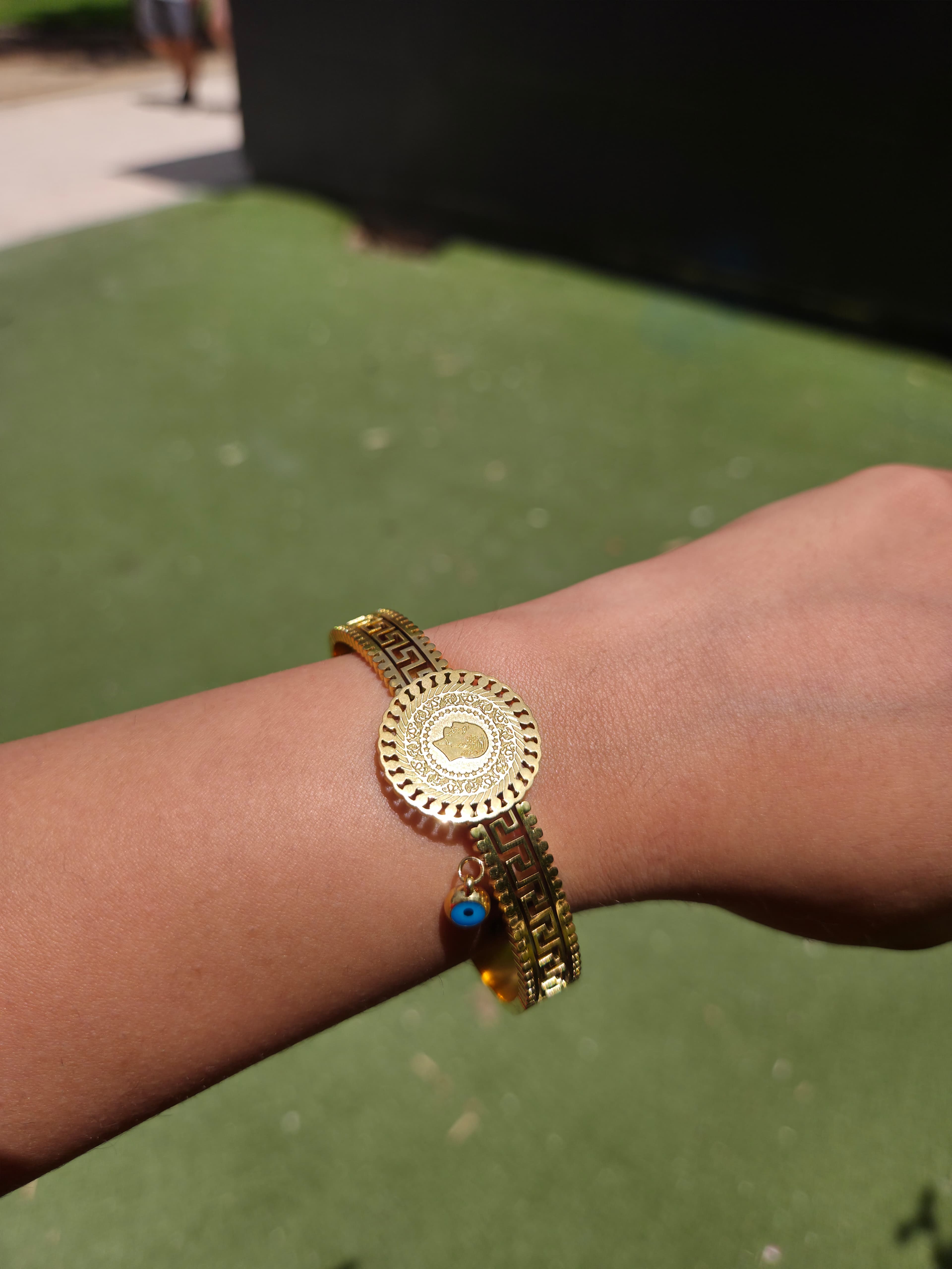Pulsera Dorada con Moneda y Dije Ojo Turco – Acero Inoxidable 100% y Baño de Oro 18K