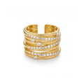 Anillo ancho y ajustable para mujer en 100% acero con baño de oro 18K. Diseño multicapa efecto apilado con texturas estriadas y piedras transparentes de talla redonda y baguette. Fabricado en Bélgica.
