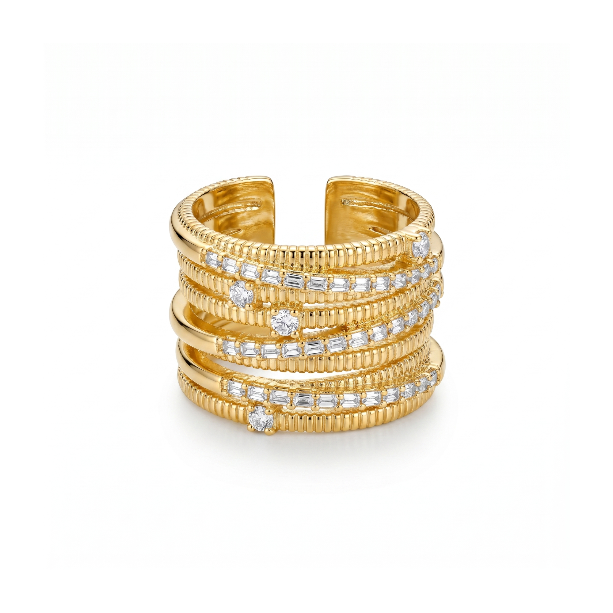 Anillo ancho y ajustable para mujer en 100% acero con baño de oro 18K. Diseño multicapa efecto apilado con texturas estriadas y piedras transparentes de talla redonda y baguette. Fabricado en Bélgica.