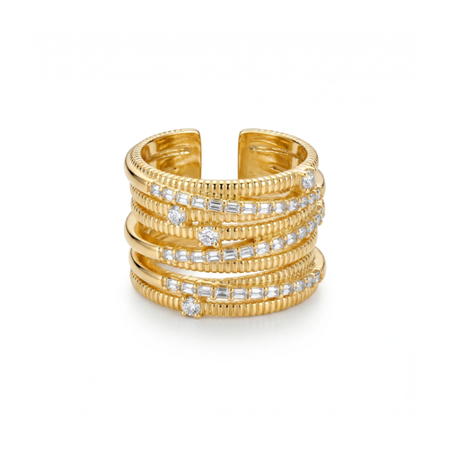 Anillo ancho y ajustable para mujer en 100% acero con baño de oro 18K. Diseño multicapa efecto apilado con texturas estriadas y piedras transparentes de talla redonda y baguette. Fabricado en Bélgica.