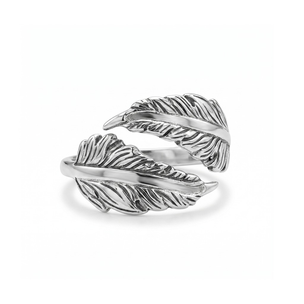 Anillo ajustable de acero con diseño de dos plumas entrelazadas en acabado plateado, fabricado en España.