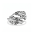 Anillo ajustable de acero con diseño de dos plumas entrelazadas en acabado plateado, fabricado en España.