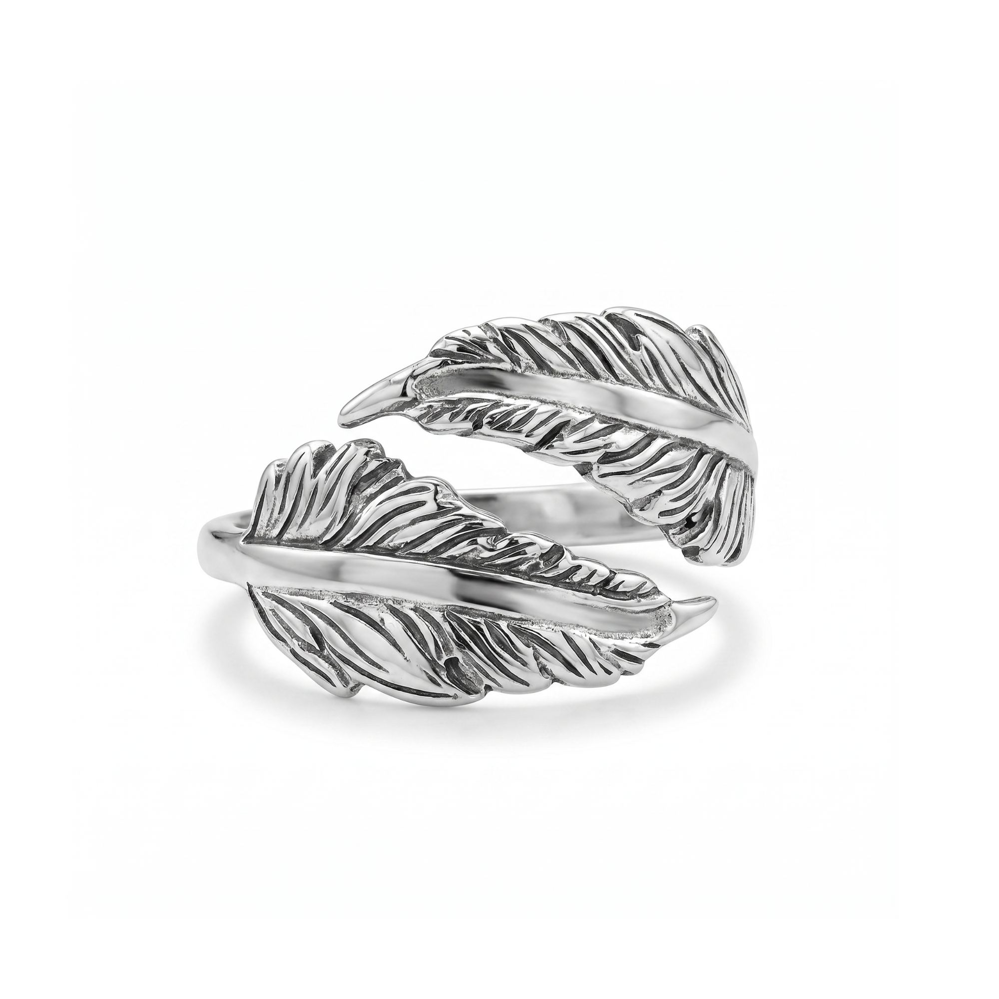 Anillo ajustable de acero con diseño de dos plumas entrelazadas en acabado plateado, fabricado en España.