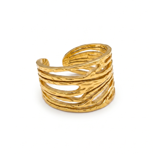 Anillo ancho abierto de acero inoxidable con baño de oro de 18k PVD y diseño martillado texturizado hecho en España.