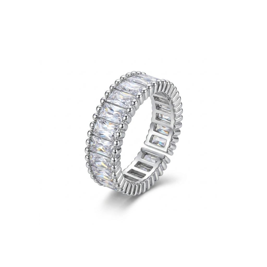 Primer plano de un anillo de lujo ajustable de acero inoxidable chapado en plata con circonitas cúbicas brillantes de corte esmeralda en un diseño de banda de eternidad.