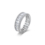 Primer plano de un anillo de lujo ajustable de acero inoxidable chapado en plata con circonitas cúbicas brillantes de corte esmeralda en un diseño de banda de eternidad.