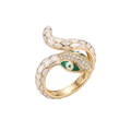 Anillo ajustable de acero bañado en oro de 18K con forma de serpiente envolvente, esmalte blanco, cristales y ojos verdes, fabricado en España por Papelito.