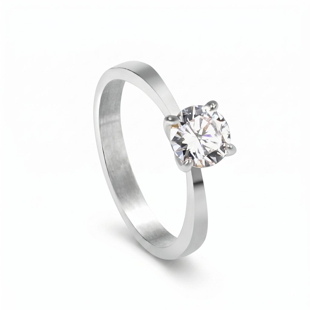 Anillo solitario de lujo para mujer con piedra brillante central en engaste de cuatro garras. Fabricado en 100% acero inoxidable con baño de oro blanco 18K. Joyería de alta gama hecha en Francia.