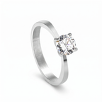 Anillo solitario de lujo para mujer con piedra brillante central en engaste de cuatro garras. Fabricado en 100% acero inoxidable con baño de oro blanco 18K. Joyería de alta gama hecha en Francia.