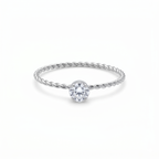 Anillo solitario de lujo para mujer con cuerpo trenzado y brillante central. Joyería exclusiva fabricada en 100% acero inoxidable con baño de oro blanco 18K. Hecho en Bélgica.