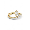 Anillo dorado con diseño tiara, circonita central corte marquesa y banda curva en pavé de circonitas[cite: 15], con laminado en oro premium 18K PVD hecho en España.
