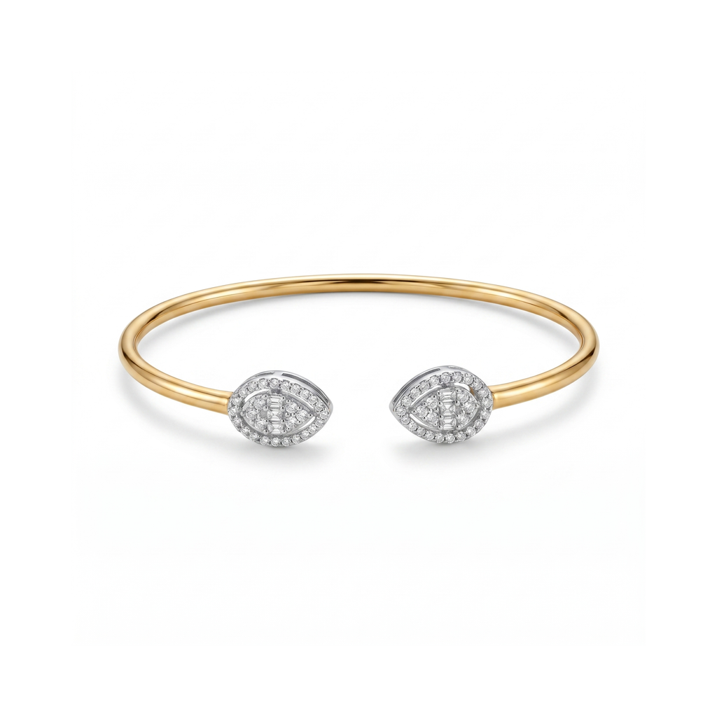 Brazalete rígido abierto bañado en oro de 18K con dos extremos en forma de gota decorados con cristales y pavé, hecho en España.