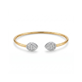 Brazalete rígido abierto bañado en oro de 18K con dos extremos en forma de gota decorados con cristales y pavé, hecho en España.
