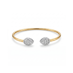 Brazalete rígido abierto bañado en oro de 18K con dos extremos en forma de gota decorados con cristales y pavé, hecho en España.
