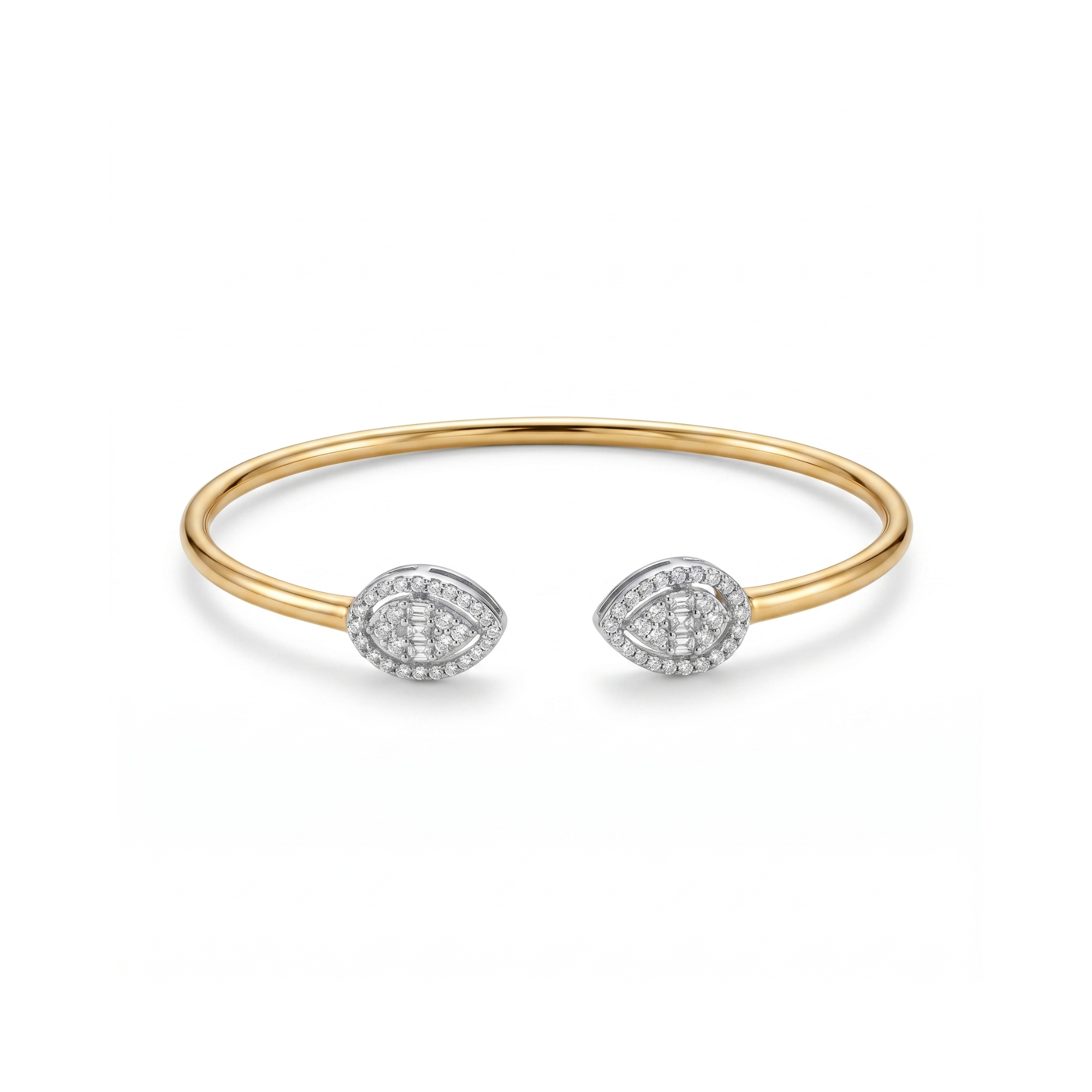 Brazalete rígido abierto bañado en oro de 18K con dos extremos en forma de gota decorados con cristales y pavé, hecho en España.